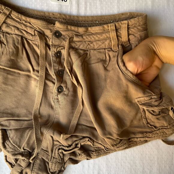 Maunces Women’s Short Shorts size 3/4, Brown/Tan, 100% Rayon - Picture 6 of 8